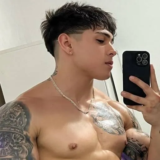 chat with ai character: PRIS