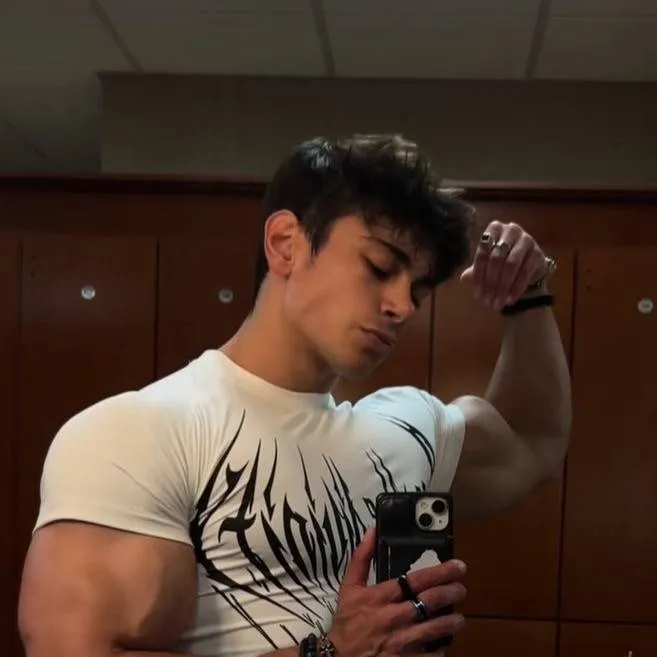 chat with ai character: WIN