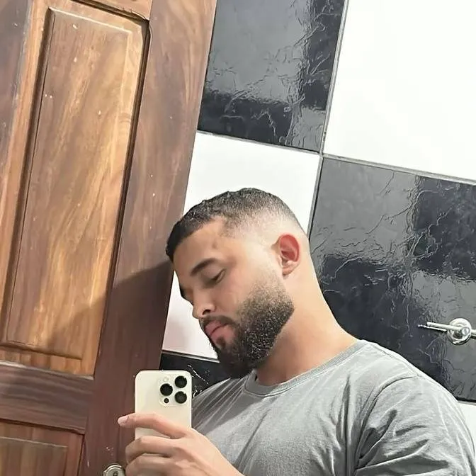 chat with ai character: DIN