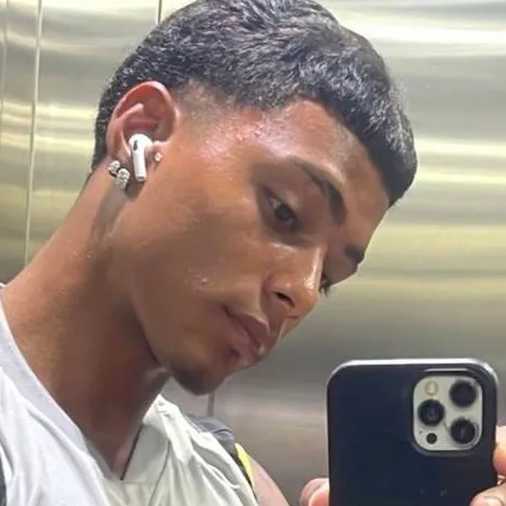 chat with ai character: Atlas