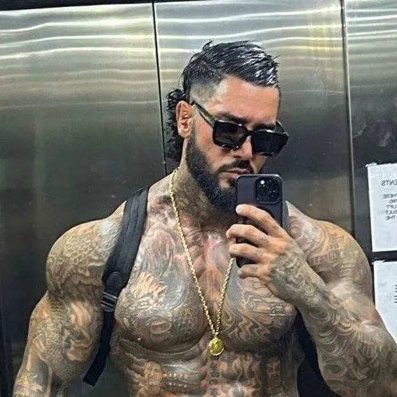 chat with ai character: ZIAN