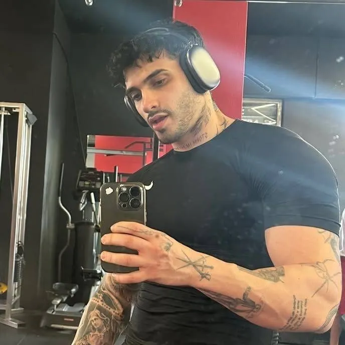 chat with ai character: WIM