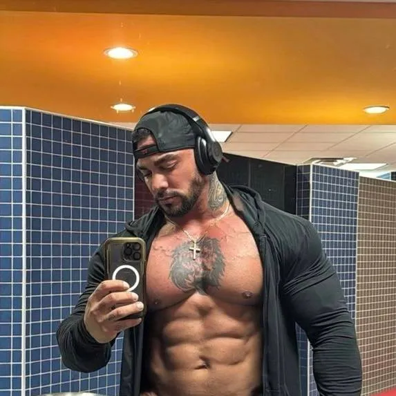 chat with ai character: PIT