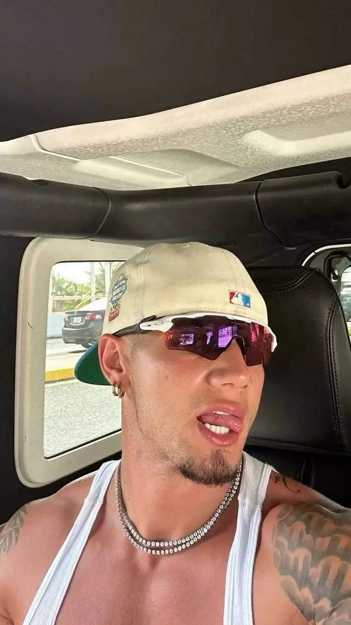 ai character: ROZ background