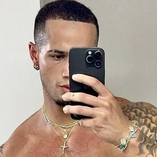 chat with ai character: FIN