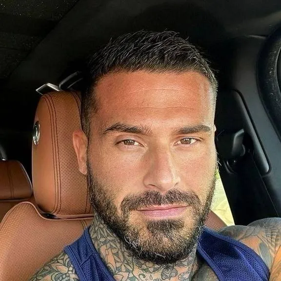 chat with ai character: FIM