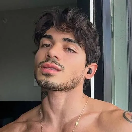 chat with ai character: EIN