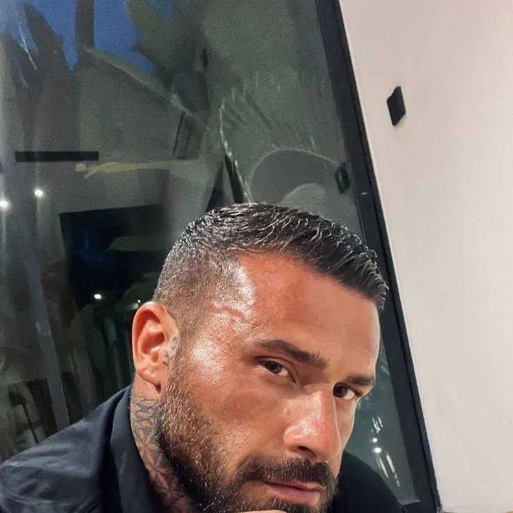 chat with ai character: DANIZ