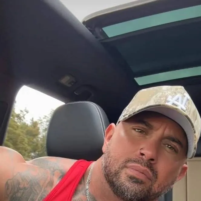 chat with ai character: EIN