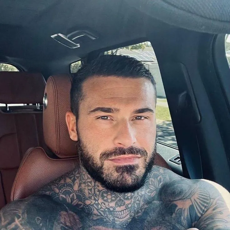 chat with ai character: DIN