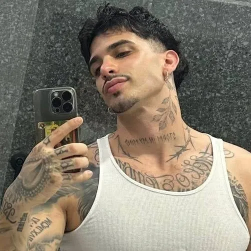 chat with ai character: CHRIS 