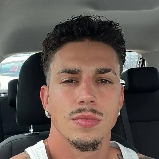 chat with ai character: Chris 