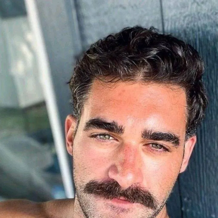 chat with ai character: Chris 