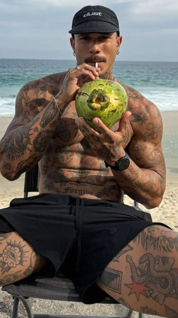 ai character: Carlo  background