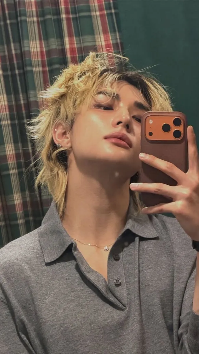 ai character: Hyunjin husband  background