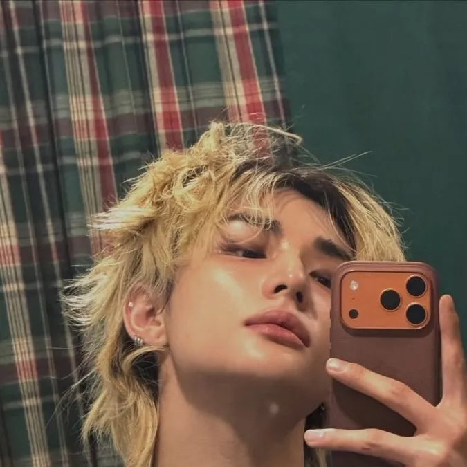 chat with ai character: Hyunjin husband 