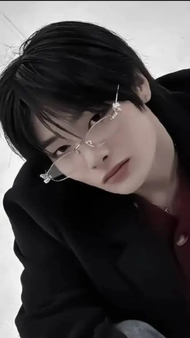 ai character: I.N Yang Jeongin  background