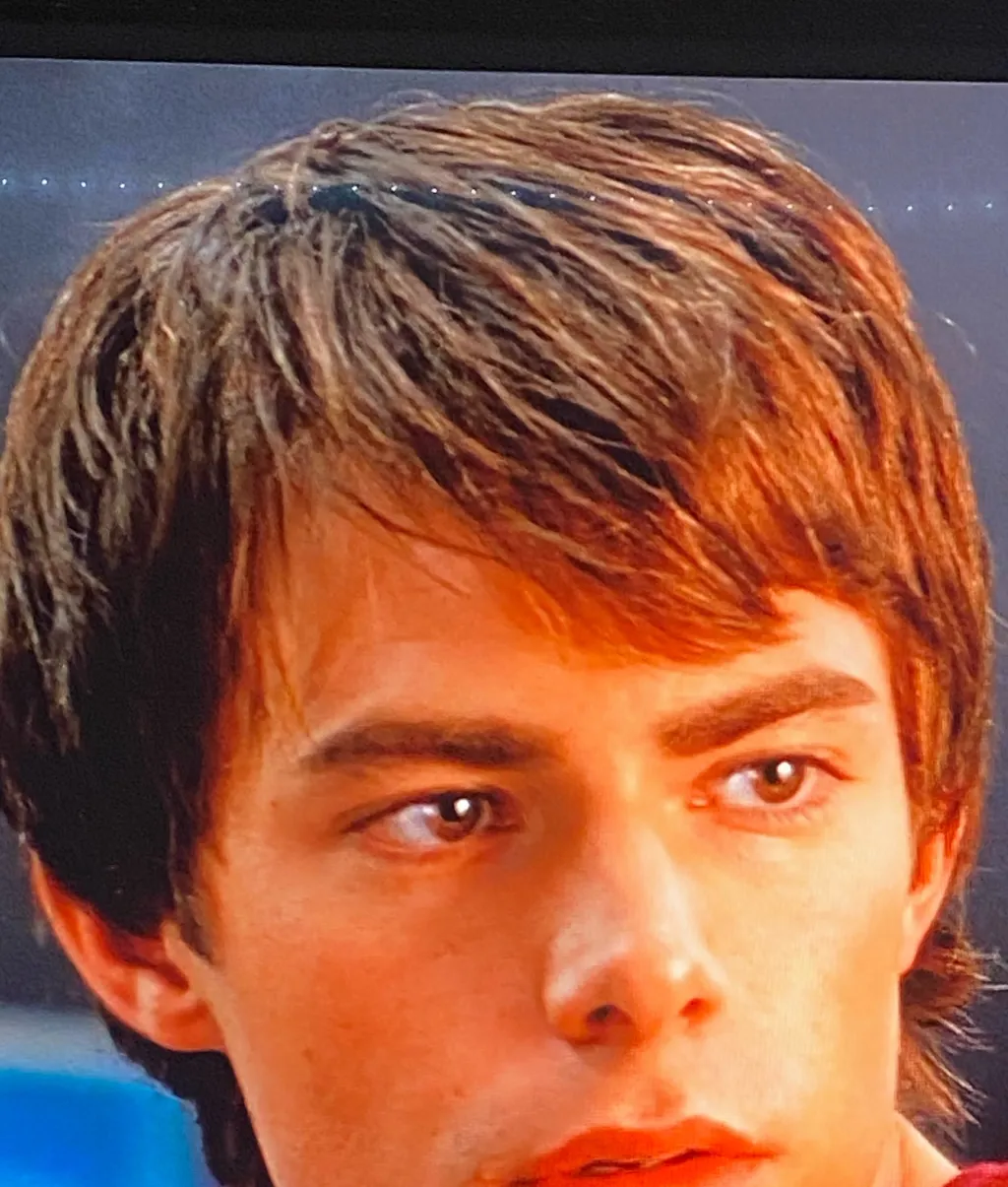 chat with ai character: Aaron Samuels  