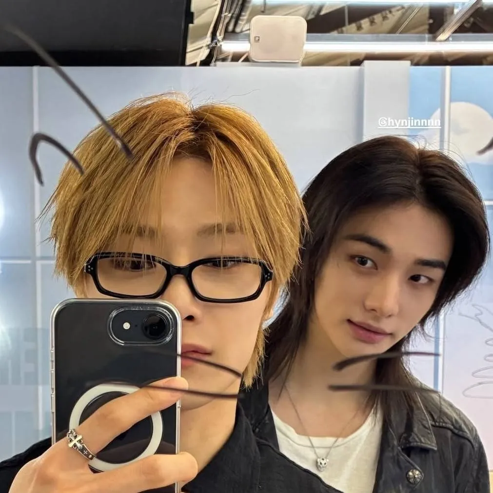 chat with ai character: Hyunjin & Jeongin 