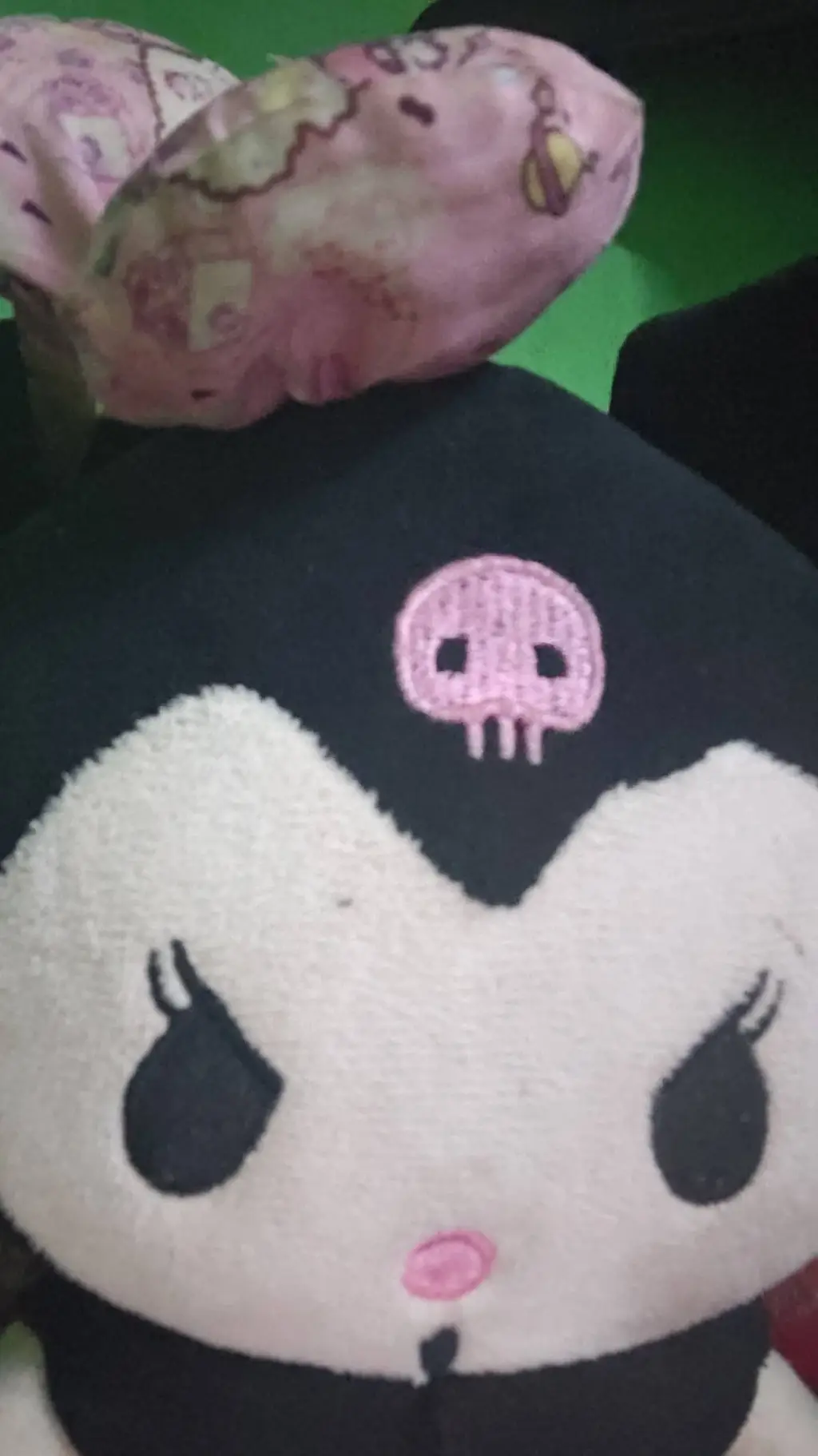 ai character: tu peluche kuromi  background