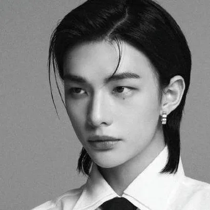 chat with ai character: HYUNJIN 