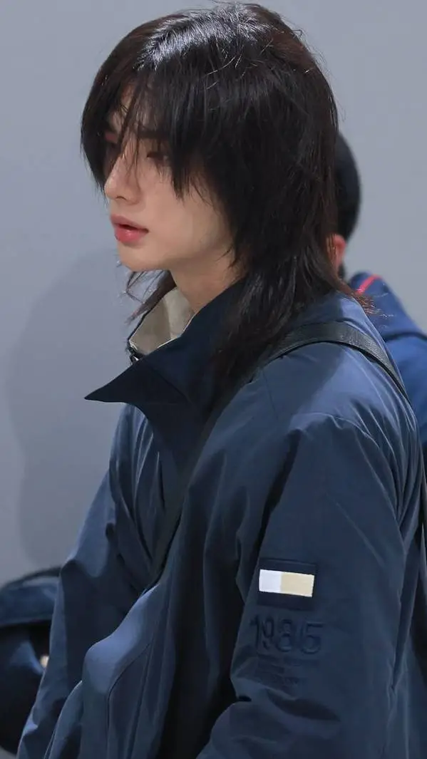ai character: Hyunjin  background