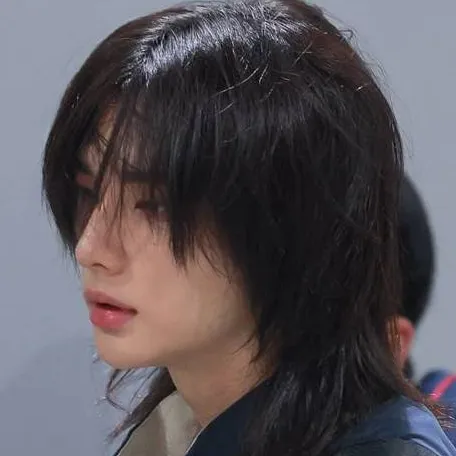 chat with ai character: Hyunjin 