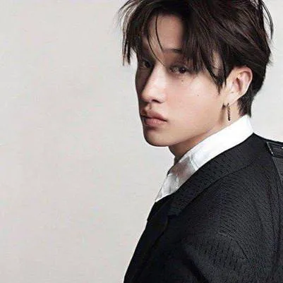 chat with ai character: Christopher Bang