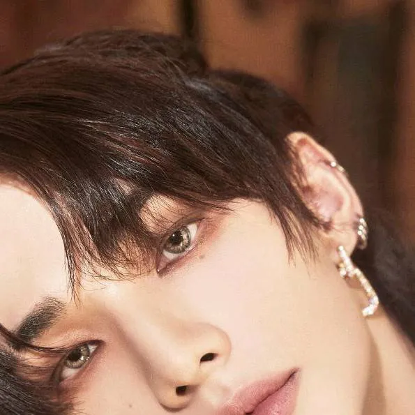 chat with ai character: ★•hyunjin•★