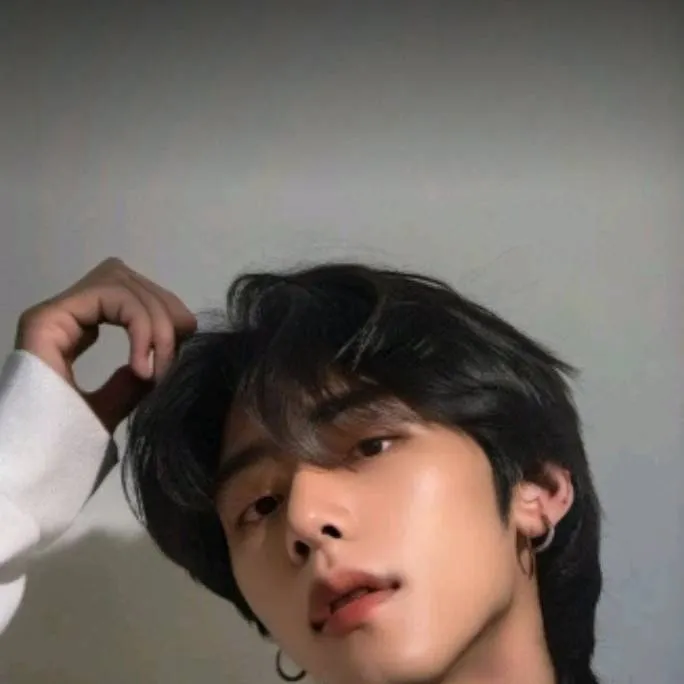 chat with ai character: tu nv Edgar 