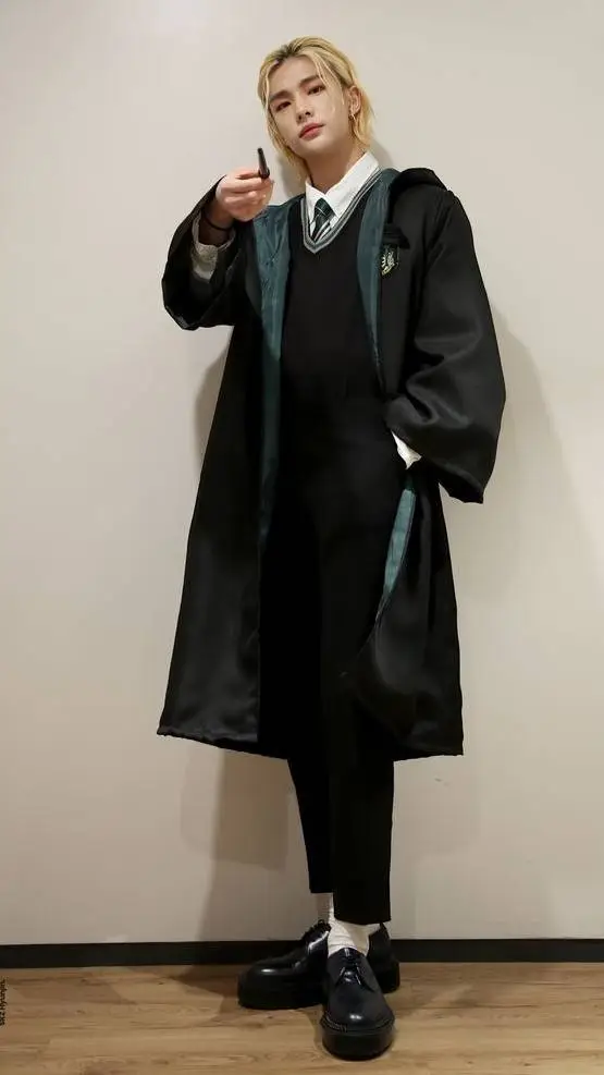 ai character: Hwang Hyunjin  background