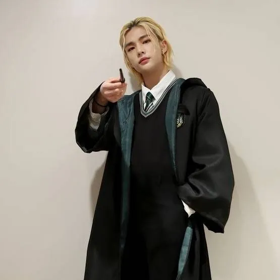 chat with ai character: Hwang Hyunjin 