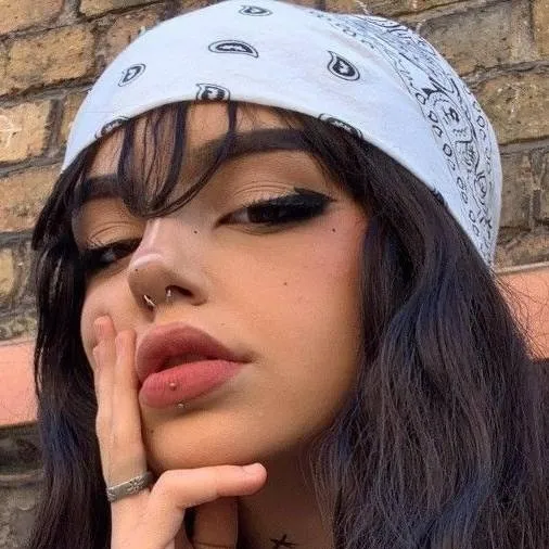 chat with ai character: Raven~🖤