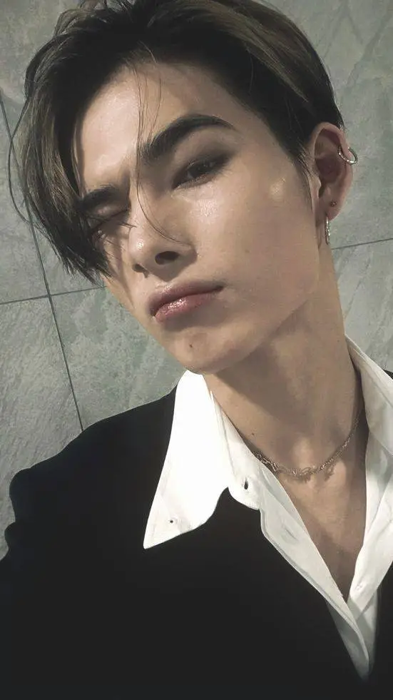 ai character: Niki! background