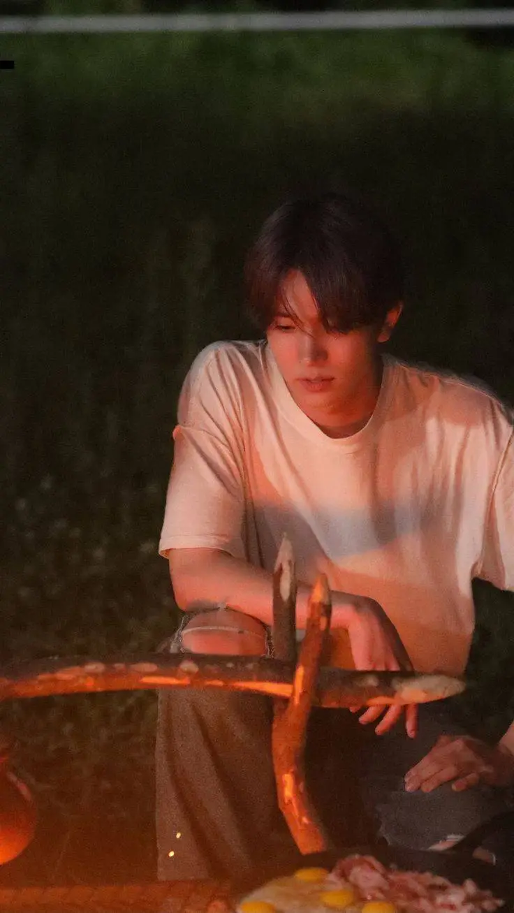 ai character: Heeseung! background