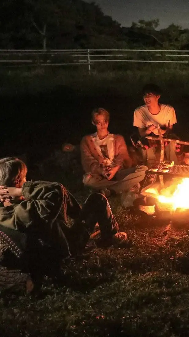 ai character: ENHYPEN x camp background