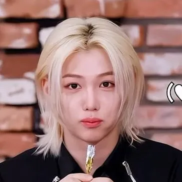 chat with ai character: Felix!