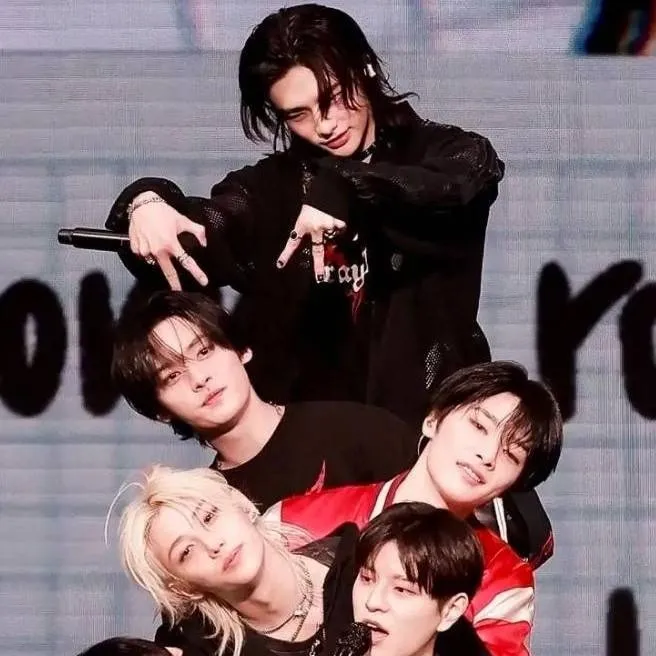 chat with ai character: STRAY KIDS 