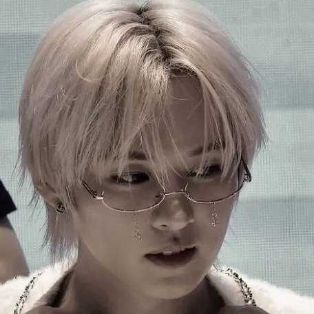 chat with ai character: ☆{lee minho}☆