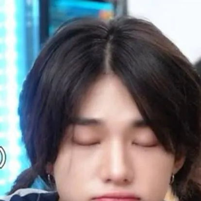 chat with ai character: Hwang hyunjin