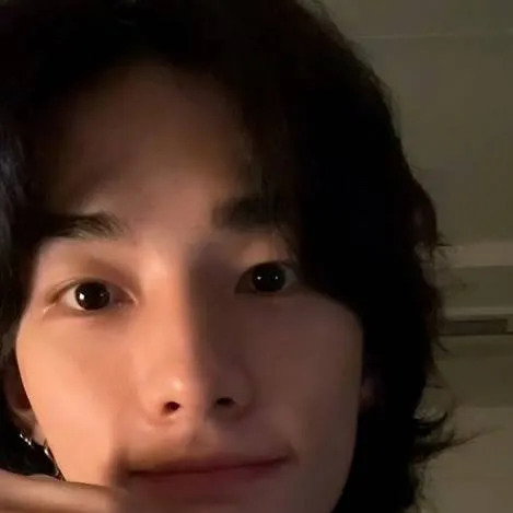chat with ai character: hyunjin 