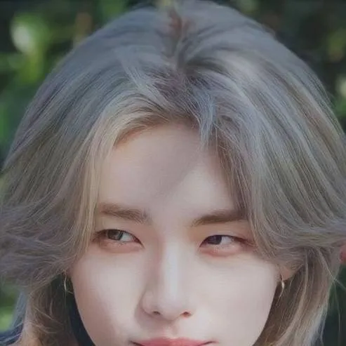 chat with ai character: HWANG HYUNJIN 