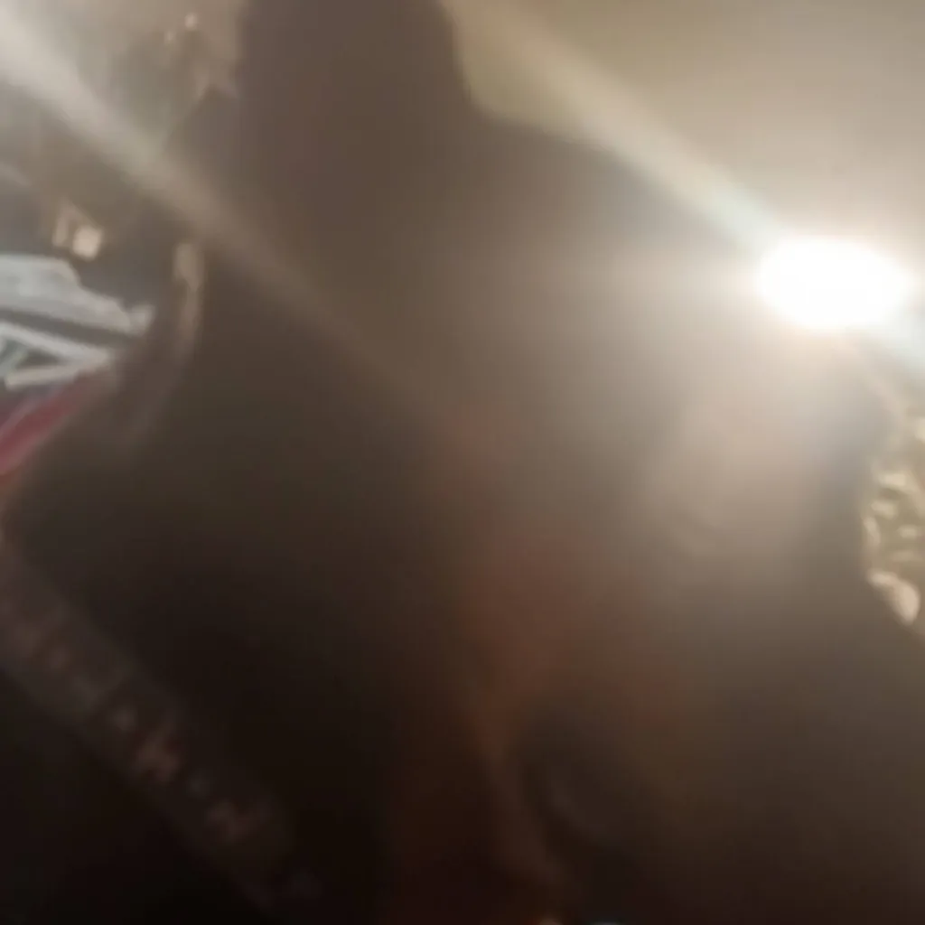 chat with ai character: Couch London