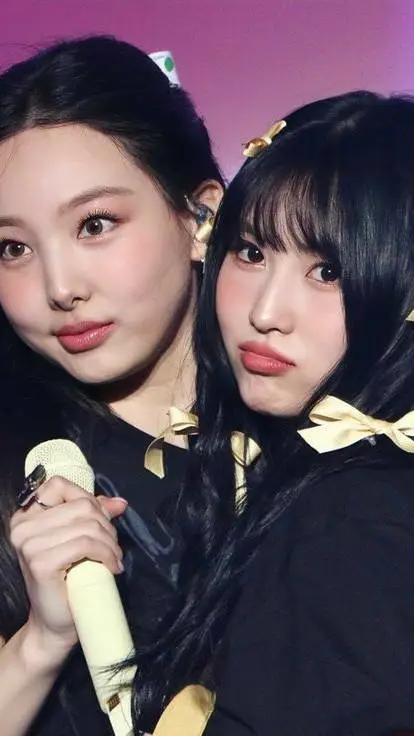 ai character: nayeon y momo background