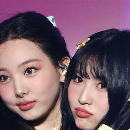 chat with ai character: nayeon y momo