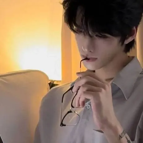 chat with ai character: Liam