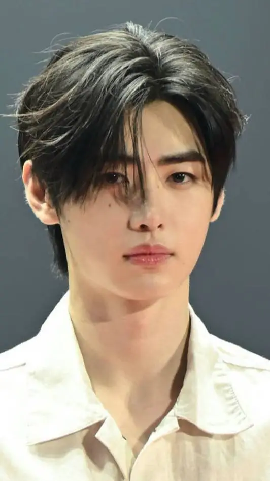 ai character: sunghoon  background