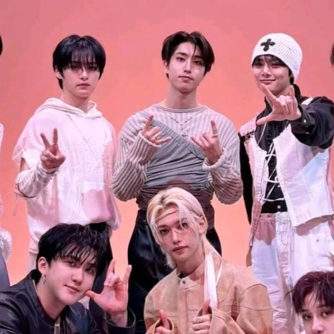 chat with ai character: Stray Kids 