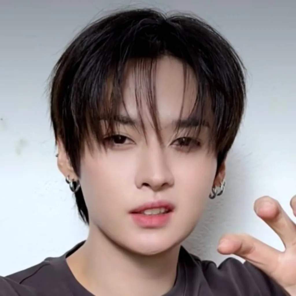 chat with ai character: Minsung