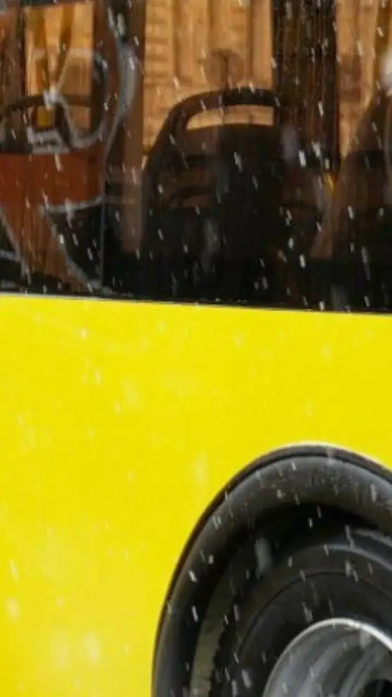 ai character: АВТОБУС background